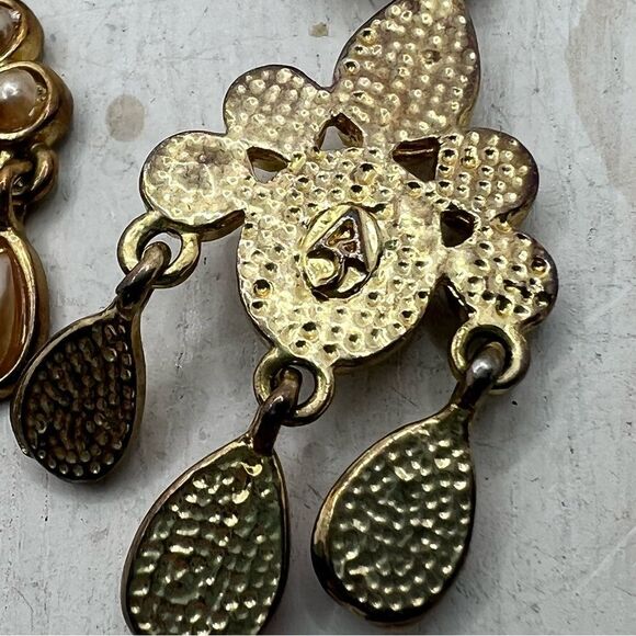 Amrita Singh pearlescent elegant chandelier dangle earrings on gold tone backing - Picture 4 of 9